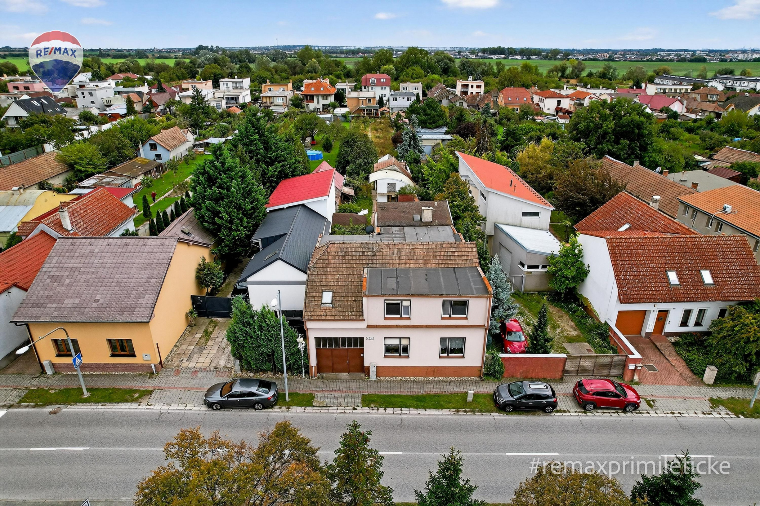 Rodinny dom s veľkým pozemkom v centre obce