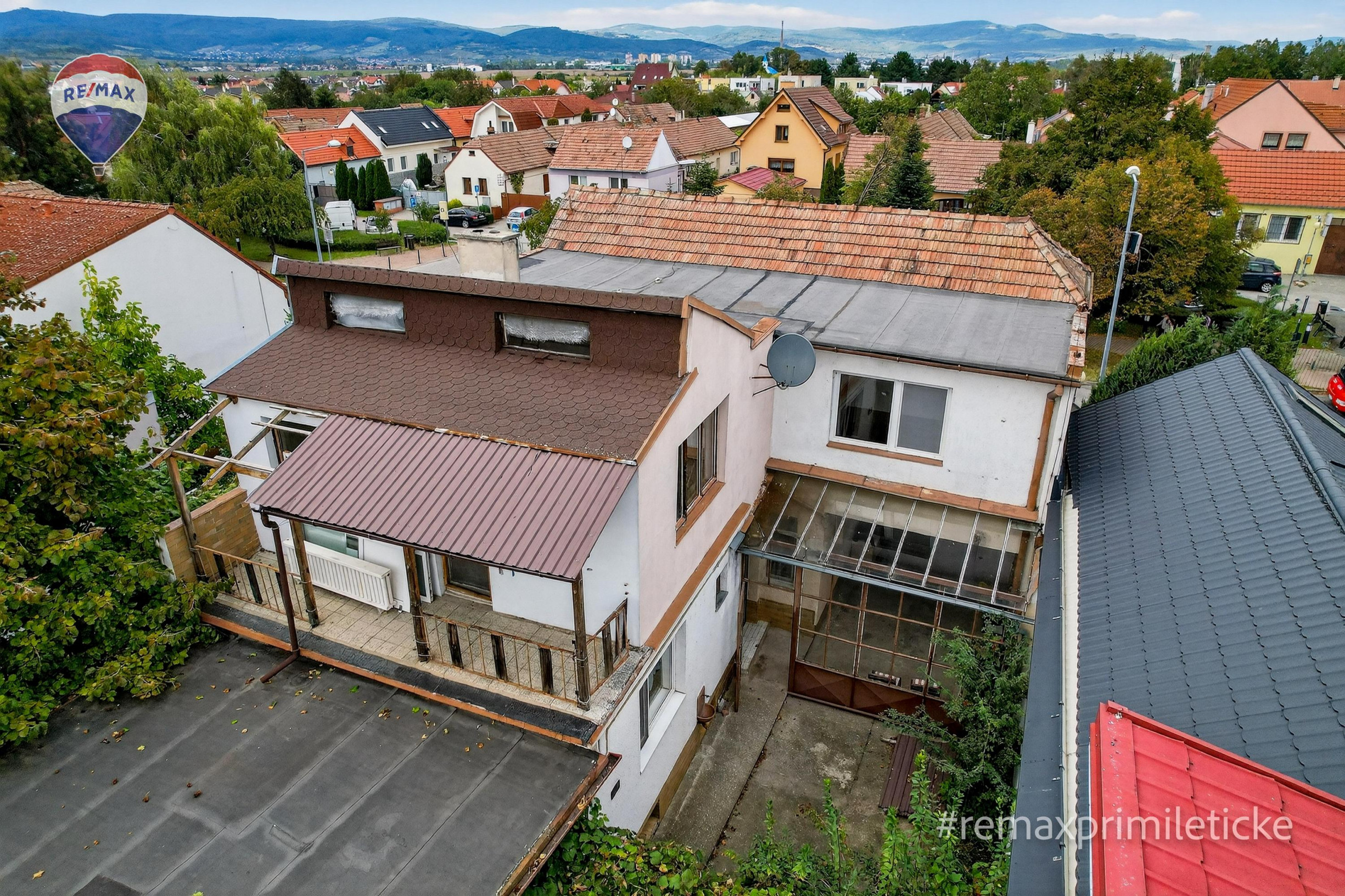 Rodinny dom s veľkým pozemkom v centre obce