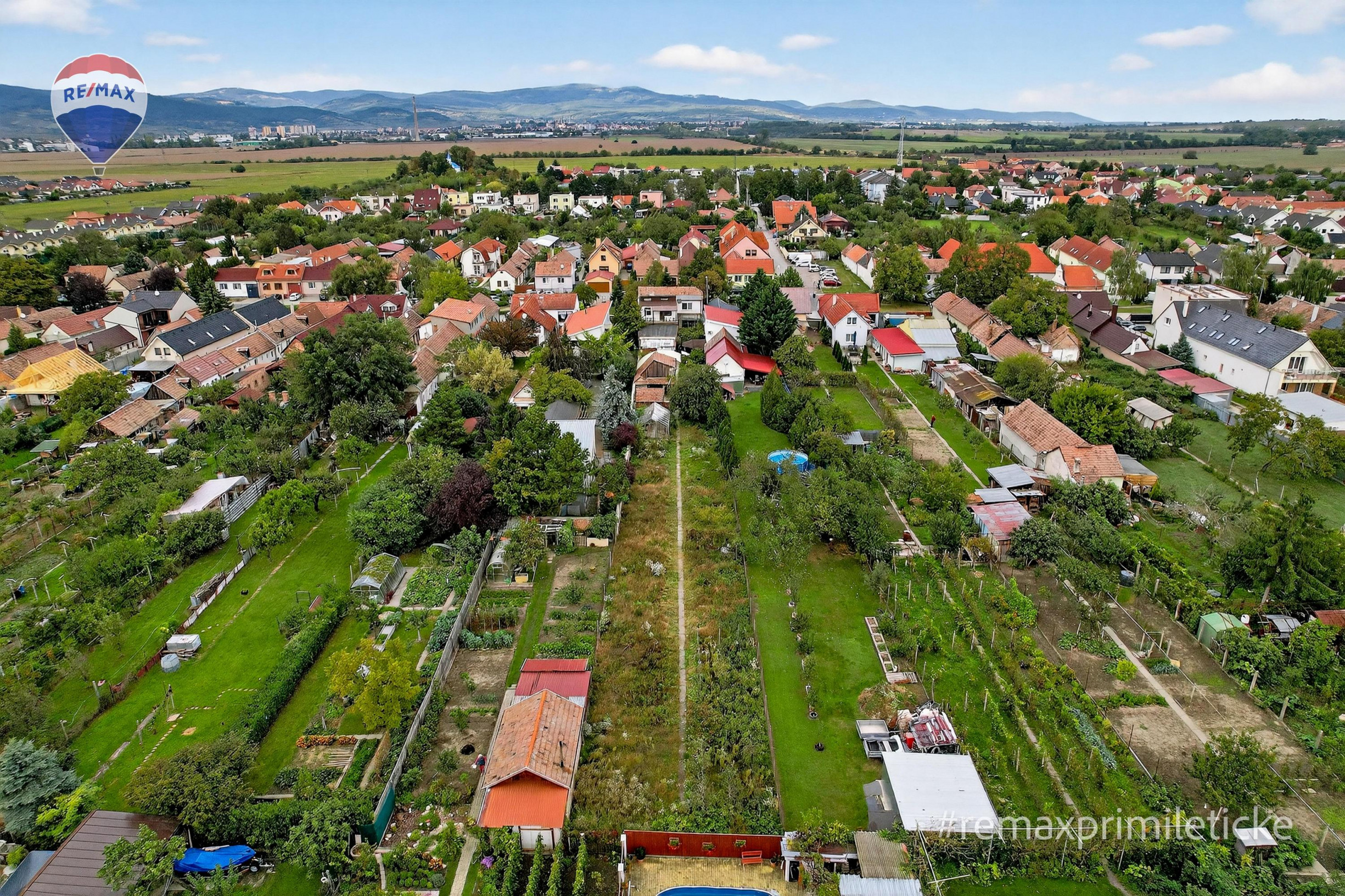 Rodinny dom s veľkým pozemkom v centre obce