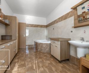 Na predaj veľkometrážny mezonet s terasou a garážou