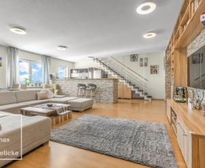 Na predaj veľkometrážny mezonet s terasou a garážou