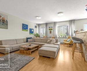 Na predaj veľkometrážny mezonet s terasou a garážou