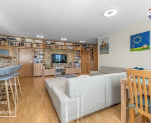 Na predaj veľkometrážny mezonet s terasou a garážou