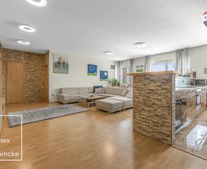 Na predaj veľkometrážny mezonet s terasou a garážou