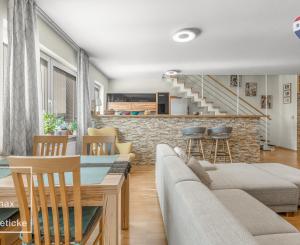 Na predaj veľkometrážny mezonet s terasou a garážou