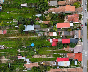 Rodinny dom s veľkým pozemkom v centre obce