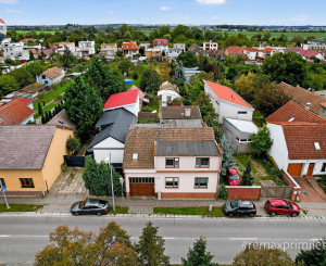 Rodinny dom s veľkým pozemkom v centre obce