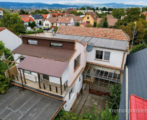 Rodinny dom s veľkým pozemkom v centre obce