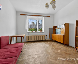 Rodinny dom s veľkým pozemkom v centre obce