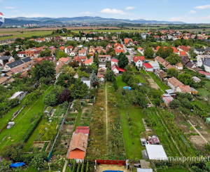 Rodinny dom s veľkým pozemkom v centre obce