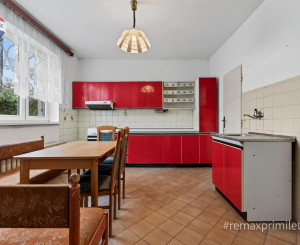 Rodinny dom s veľkým pozemkom v centre obce