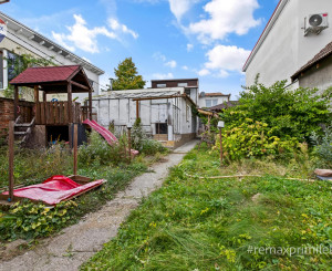 Rodinny dom s veľkým pozemkom v centre obce
