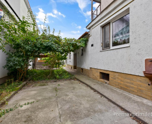 Rodinny dom s veľkým pozemkom v centre obce