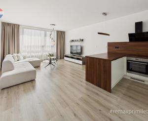 Priestranný 2-izbový byt s balkónom, parkovaním, Jarabinková