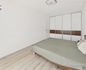 Priestranný 2-izbový byt s balkónom, parkovaním, Jarabinková