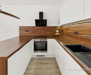 Priestranný 2-izbový byt s balkónom, parkovaním, Jarabinková