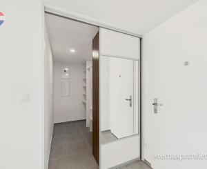 Priestranný 2-izbový byt s balkónom, parkovaním, Jarabinková
