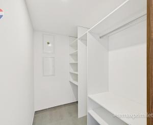 Priestranný 2-izbový byt s balkónom, parkovaním, Jarabinková