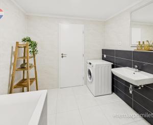 Priestranný 2-izbový byt s balkónom, parkovaním, Jarabinková