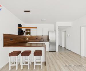 Priestranný 2-izbový byt s balkónom, parkovaním, Jarabinková
