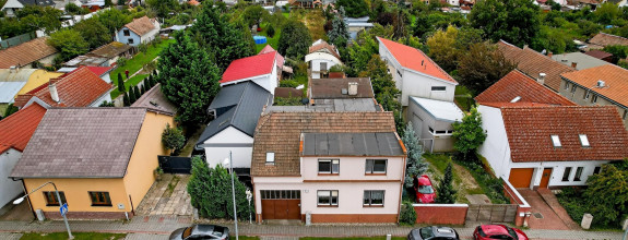 Rodinny dom s veľkým pozemkom v centre obce