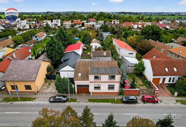 Rodinny dom s veľkým pozemkom v centre obce