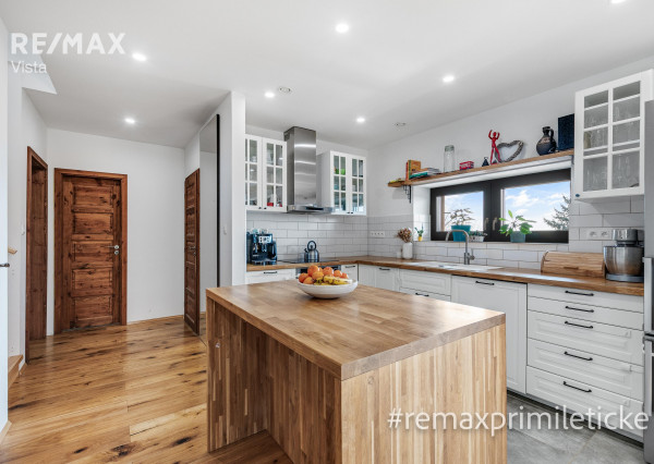 Na predaj moderný pasívny drevodom pod lesom