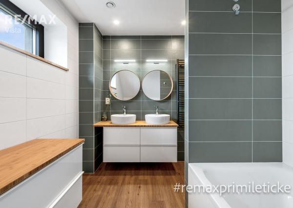 Na predaj moderný pasívny drevodom pod lesom