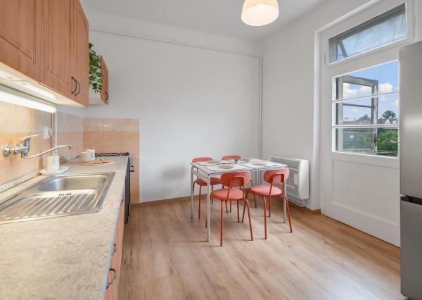 Prenajaté - Na prenájom priestranný 2,5 izb byt v atraktívnej časti Ružinova - pokojné bývanie s dvorom plným zelene