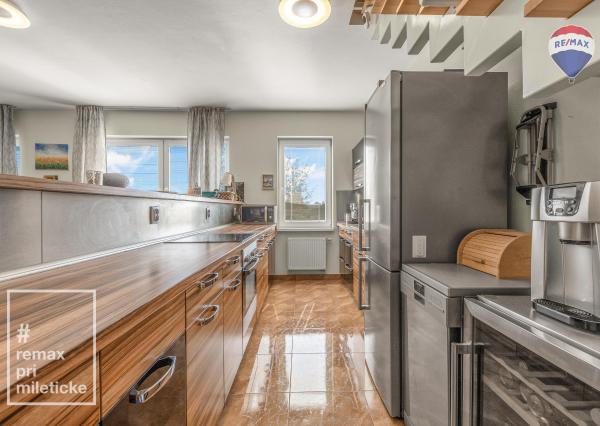 Na predaj veľkometrážny mezonet s terasou a garážou