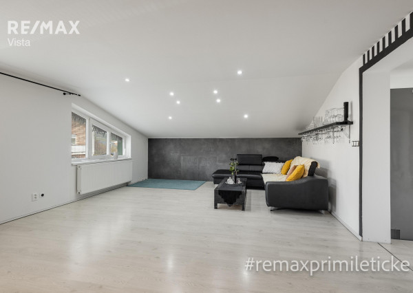 Predané - 8-izb dom v Smoleniciach – priestor, história a zámok za oknami