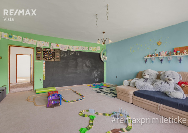 Predané - 8-izb dom v Smoleniciach – priestor, história a zámok za oknami