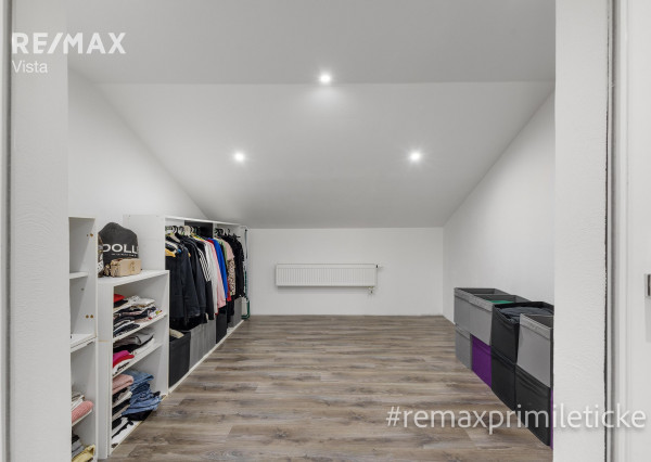 Predané - 8-izb dom v Smoleniciach – priestor, história a zámok za oknami