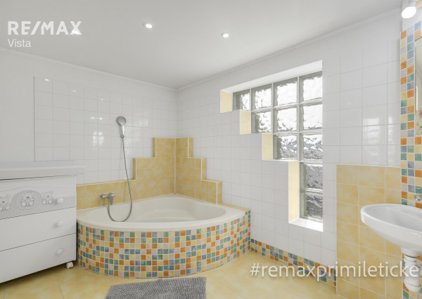 Predané - 8-izb dom v Smoleniciach – priestor, história a zámok za oknami