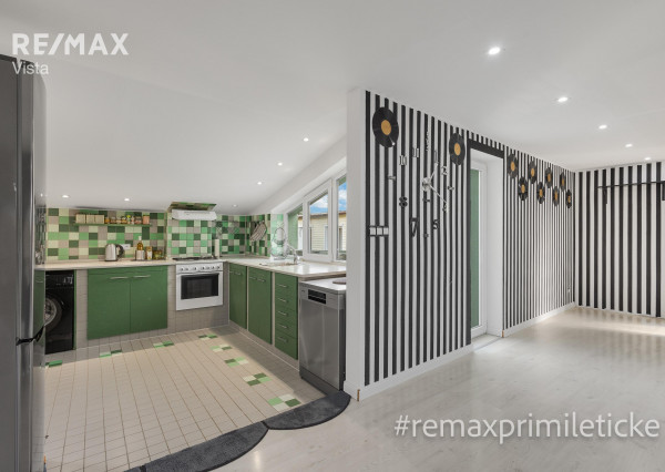 Predané - 8-izb dom v Smoleniciach – priestor, história a zámok za oknami