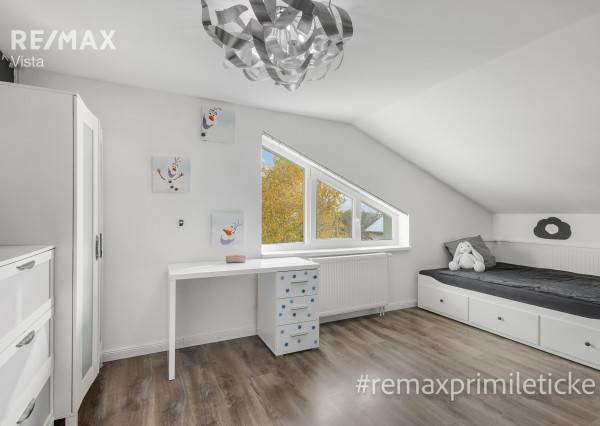 Predané - 8-izb dom v Smoleniciach – priestor, história a zámok za oknami