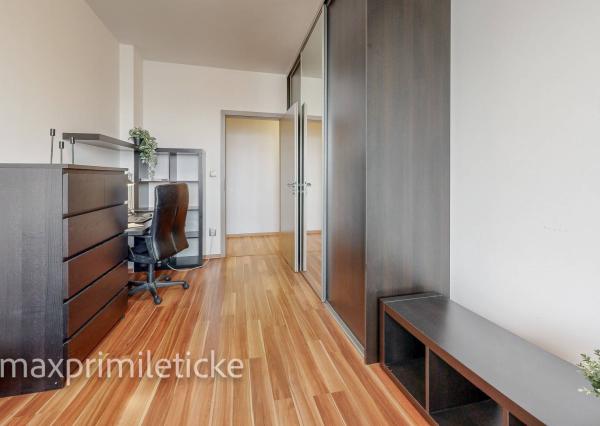 Na prenájom veľký 3-izb byt – Ružinov, 2 balkóny, svetla a priestoru na rozdávanie