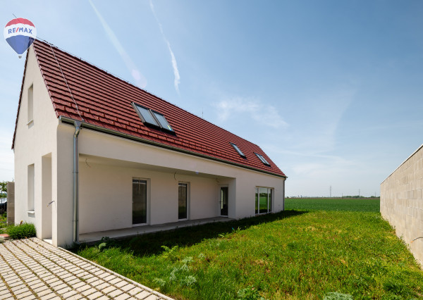 Moderný vidiecky dom v Topoľnici – bývanie i podnikanie v jednom!