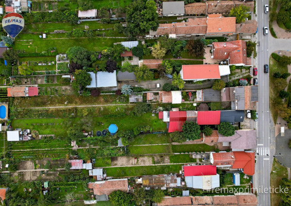 Rodinny dom s veľkým pozemkom v centre obce