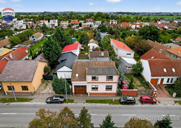 Rodinny dom s veľkým pozemkom v centre obce