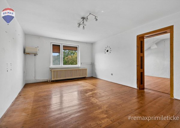 Rodinny dom s veľkým pozemkom v centre obce