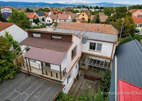 Rodinny dom s veľkým pozemkom v centre obce