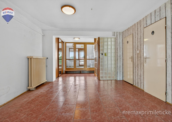 Rodinny dom s veľkým pozemkom v centre obce