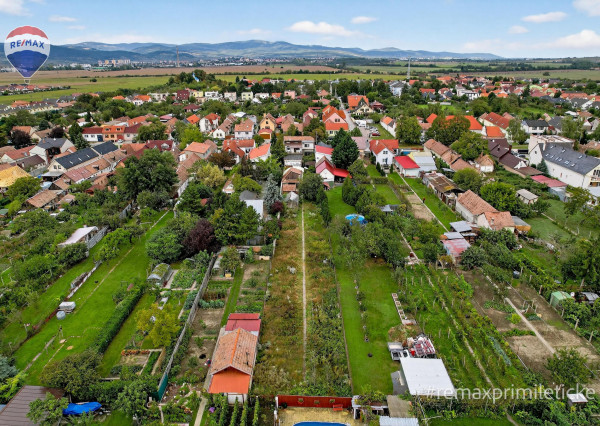 Rodinny dom s veľkým pozemkom v centre obce