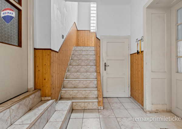 Rodinny dom s veľkým pozemkom v centre obce