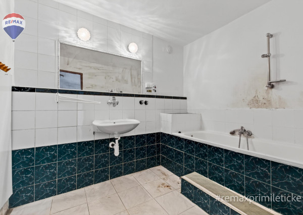 Rodinny dom s veľkým pozemkom v centre obce