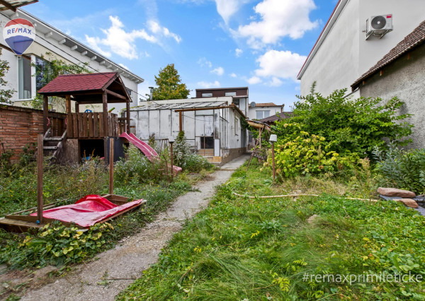 Rodinny dom s veľkým pozemkom v centre obce