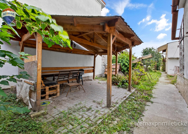 Rodinny dom s veľkým pozemkom v centre obce