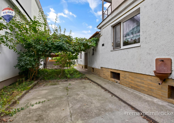 Rodinny dom s veľkým pozemkom v centre obce