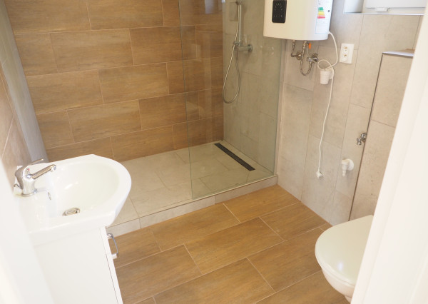 PREDAJ: Chata celoroč. obyv.3-izb.,62m2,poz. 177m2,Súkromie,Zaskl.terasa,Bratislava/Vajnorské jazerá